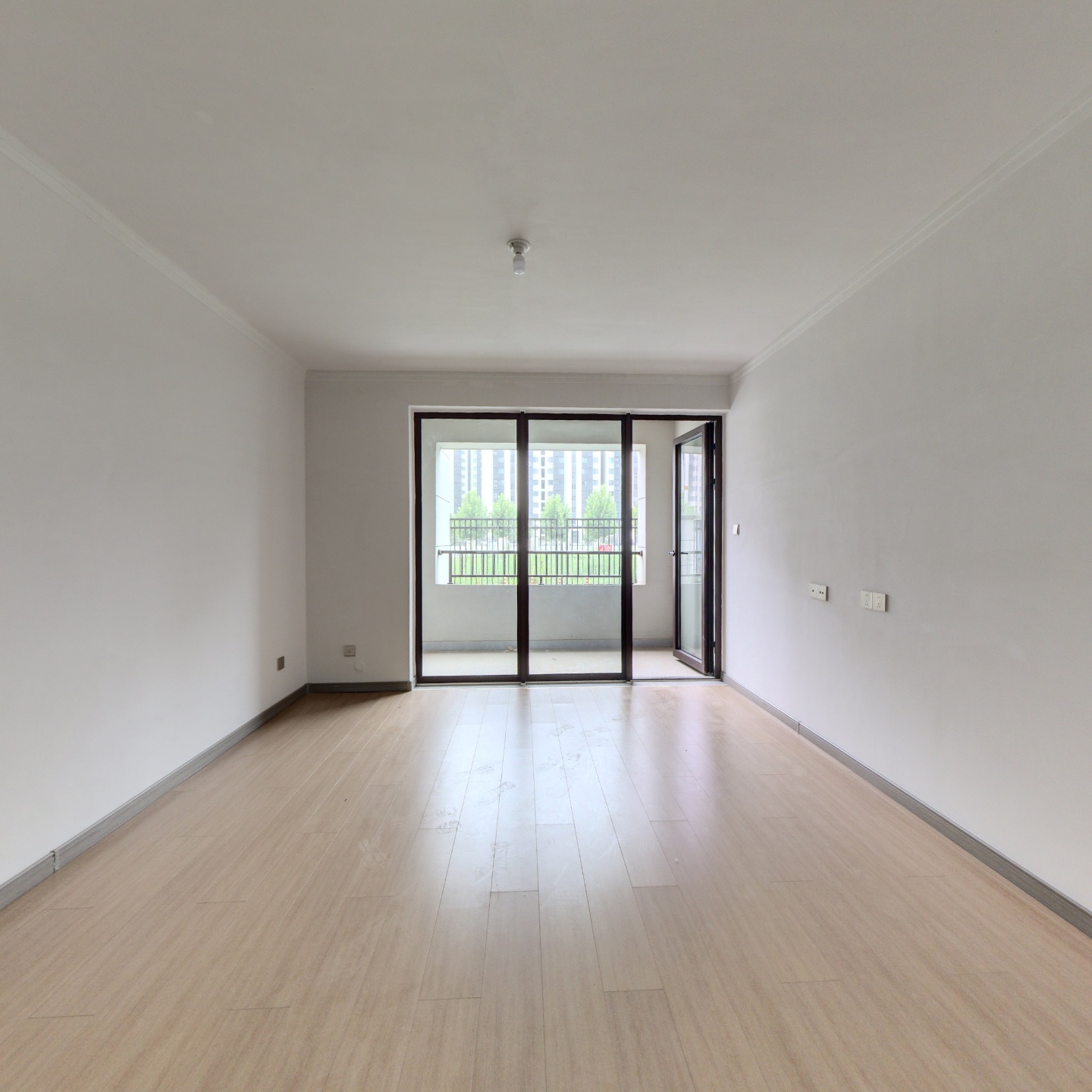 开发商自带装修， 南北通透三居 三面朝南  。