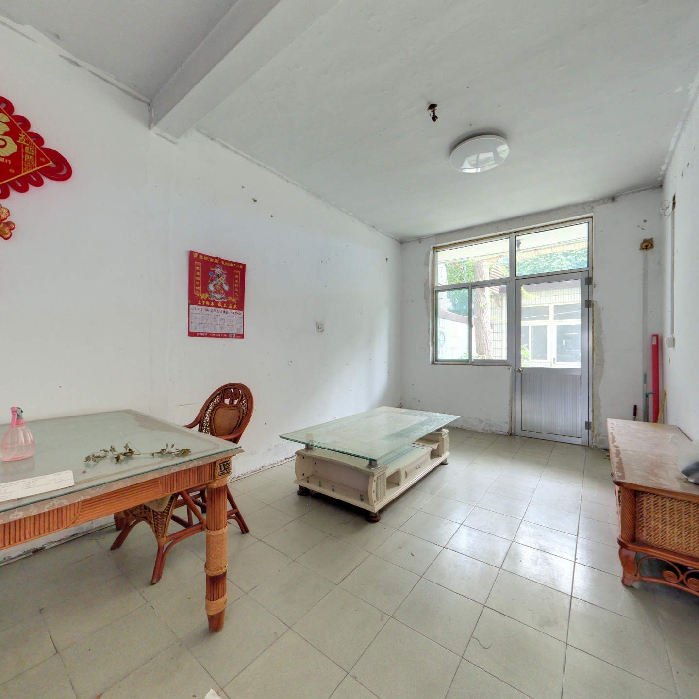 一楼带院 小区位置好 购物方便交通发达