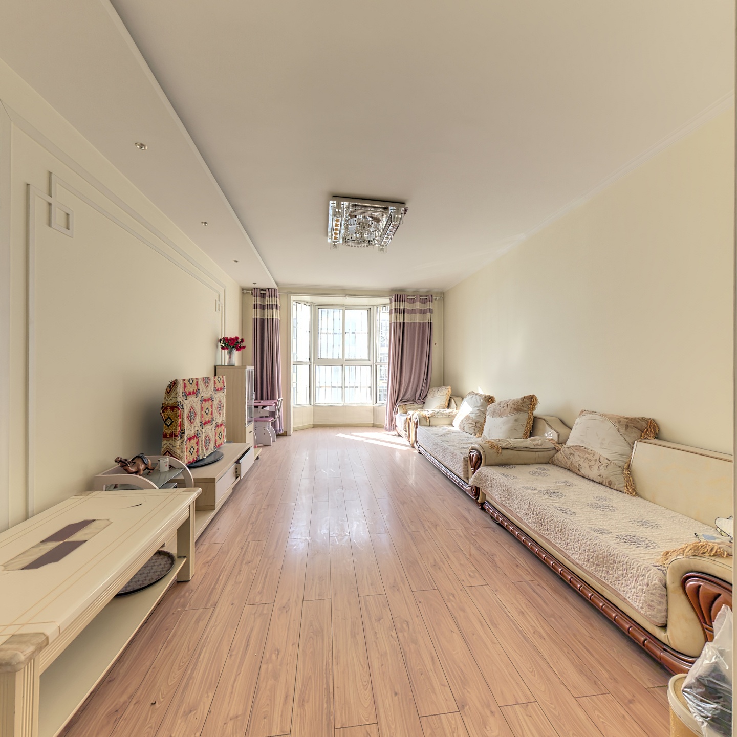 南北通透三居，中间楼层拎包入住