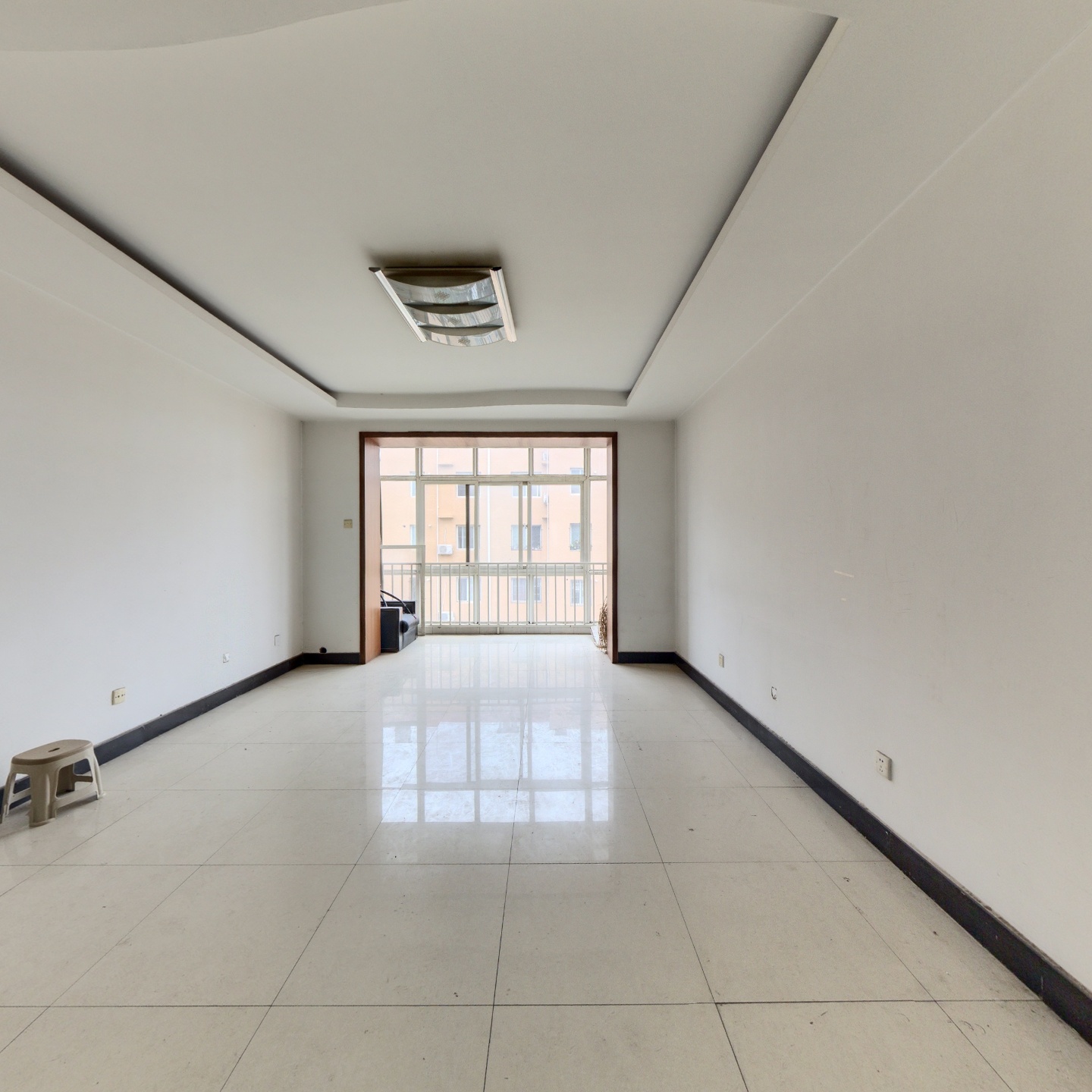 豪门庄园精装两居室，南北通透，房本满五看房方便