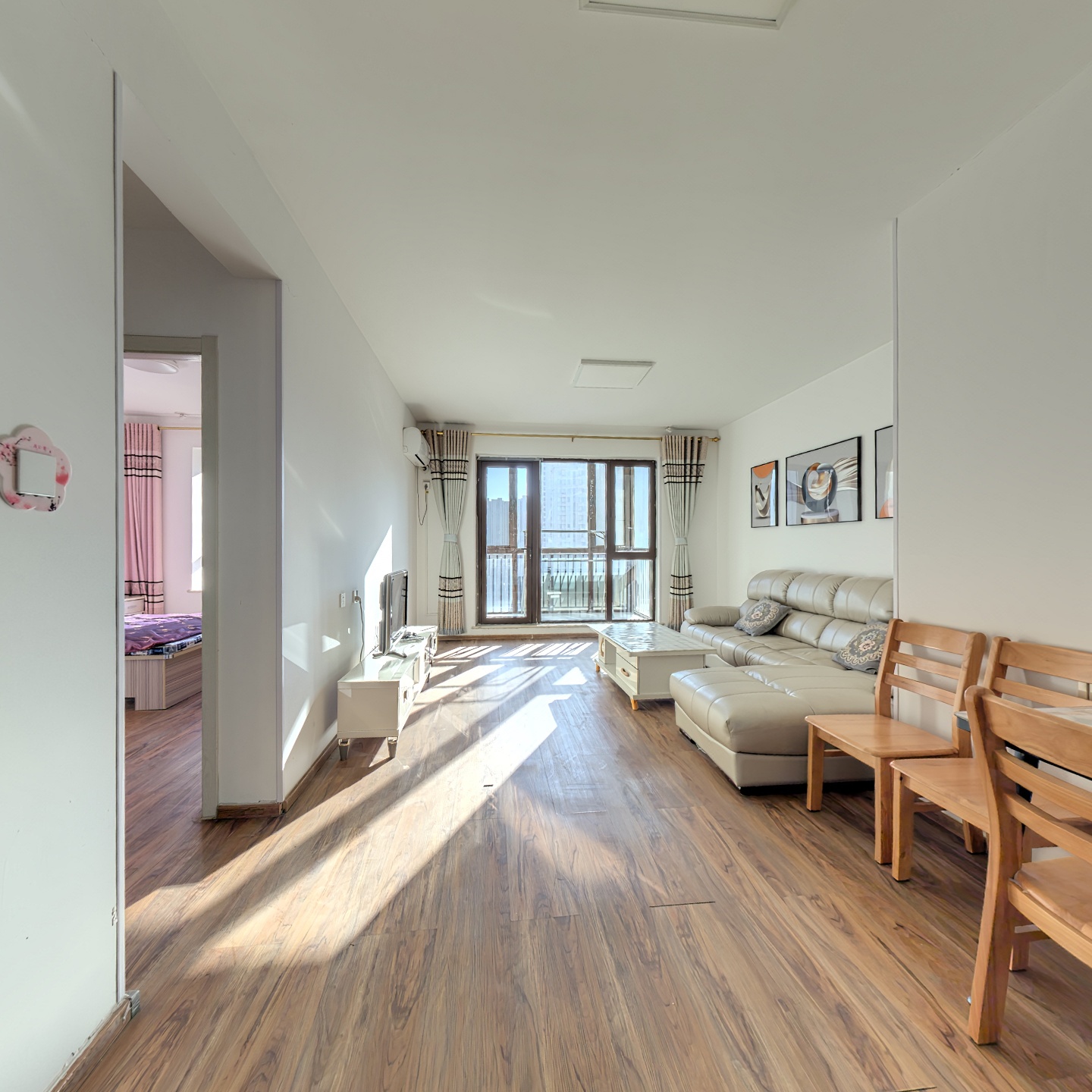 鸿坤理想湾洋房一梯两户，南北通透。