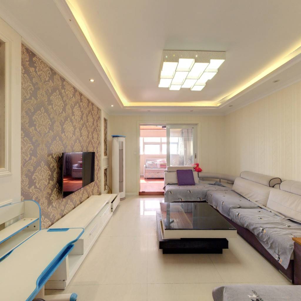 此房满五，户型方正，采光通透，装修温馨舒适。