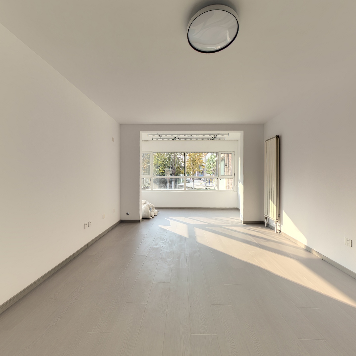 平安D区三居室，精装修，单价低，诚意出售。。。