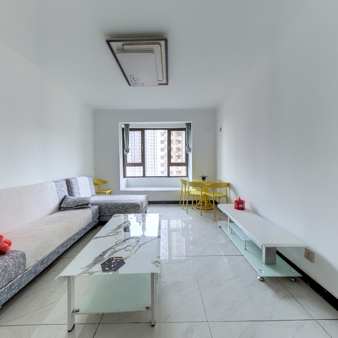 房子是全阳两居，精装修  户型方正