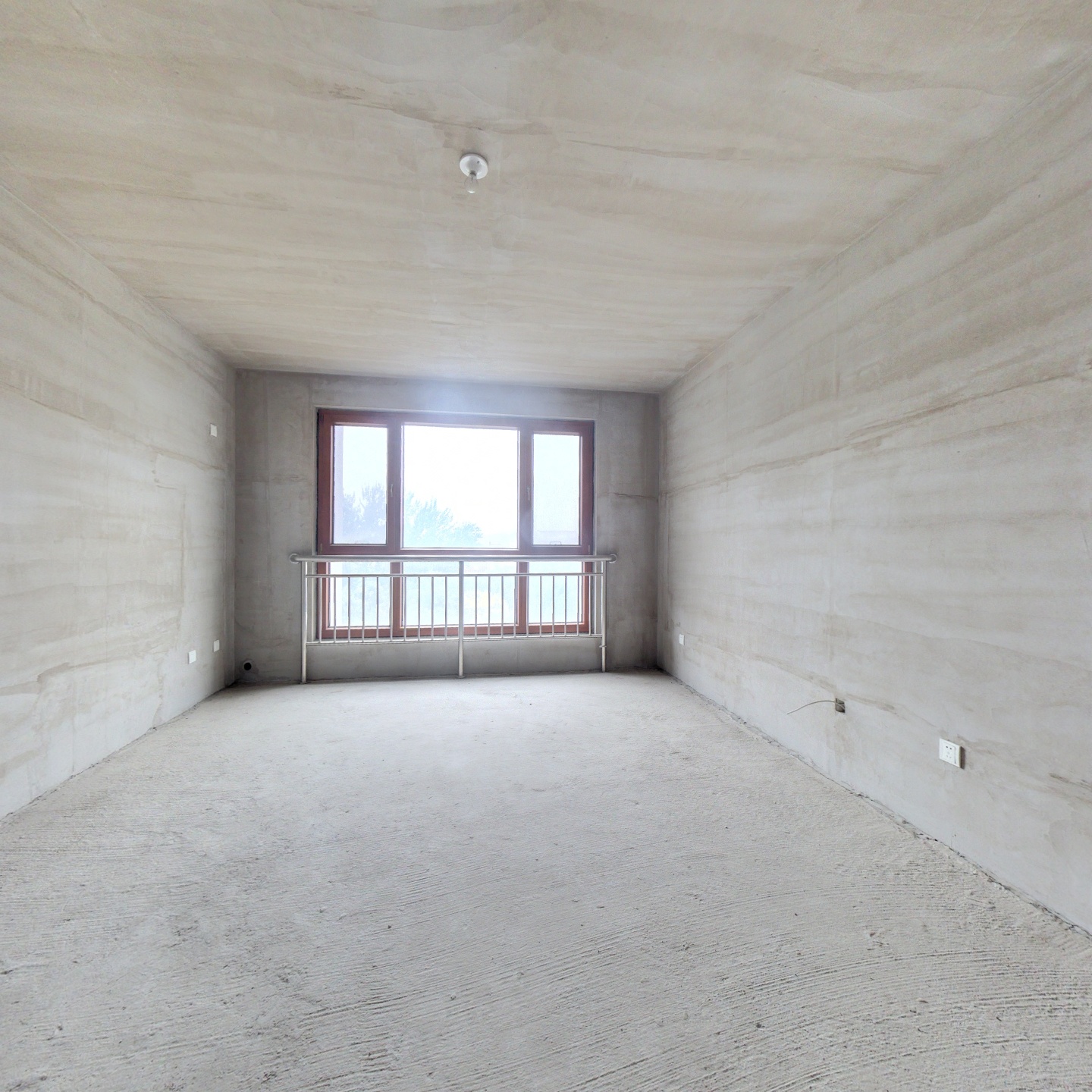 此房南北通透格局  房主诚心出售 交通便利。