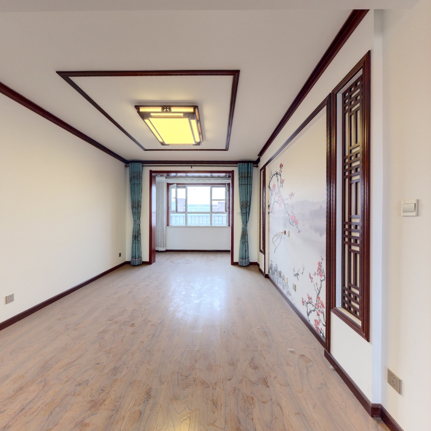 此房是满二年的，经典南北三居室，自住装修标准