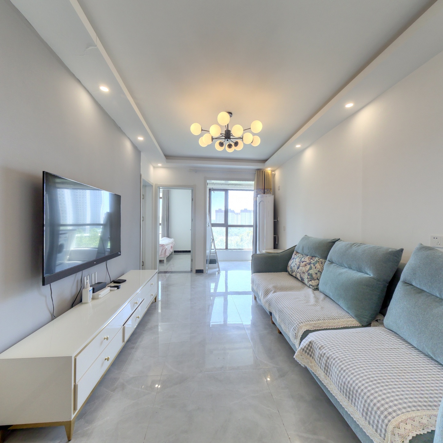 房子是朝南两居，拎包入住。中间楼层。