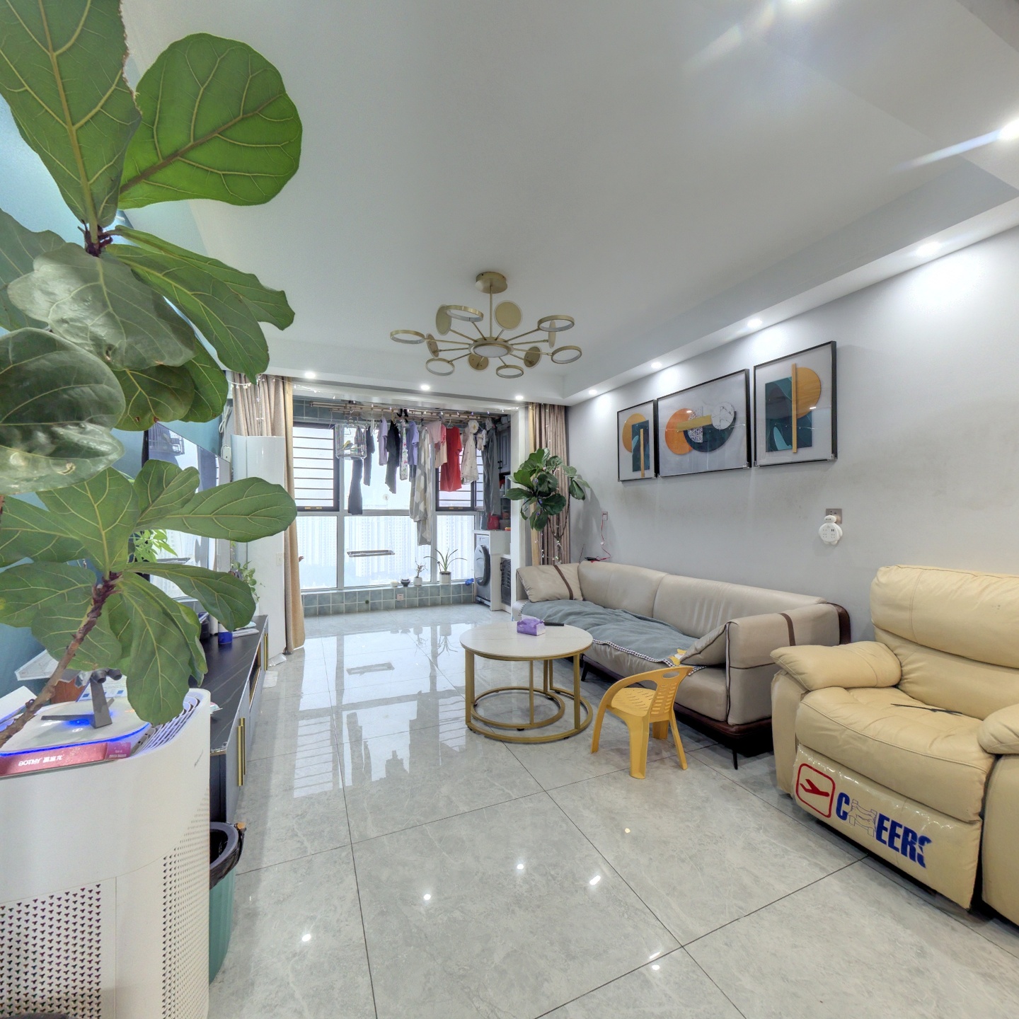 精装三居，户型方正大阳台，采光视野好