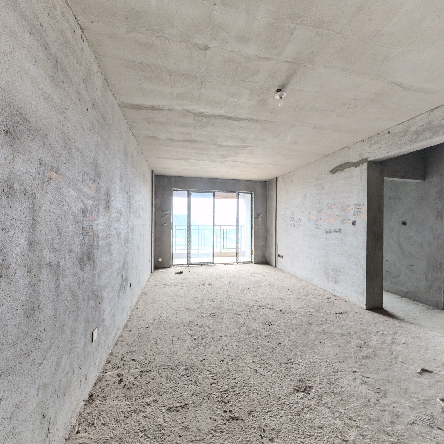 湘潭北地铁站旁城果社区毛坯小三房视野开阔看房方便。