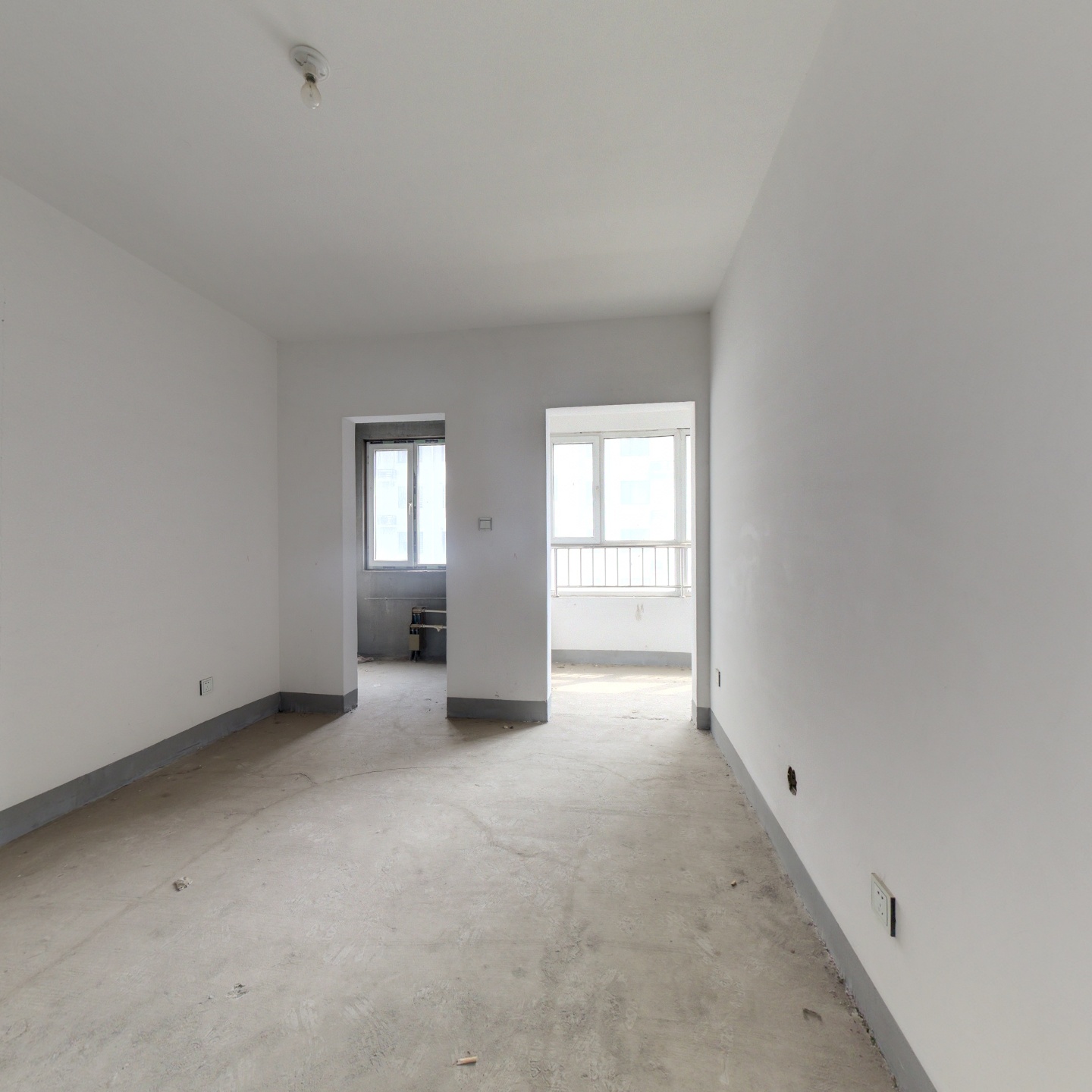 正规一居，南向，房本满五，毛坯随意装修