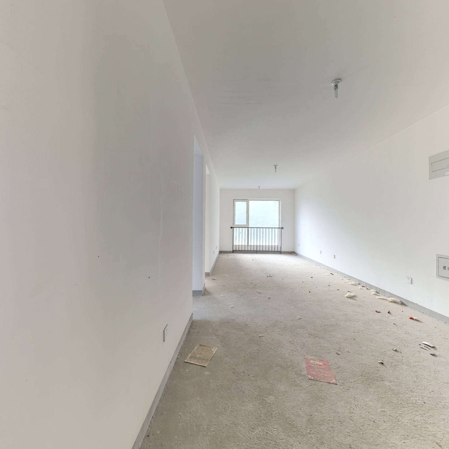 急售，东南向两居室，带车位，转角飘窗