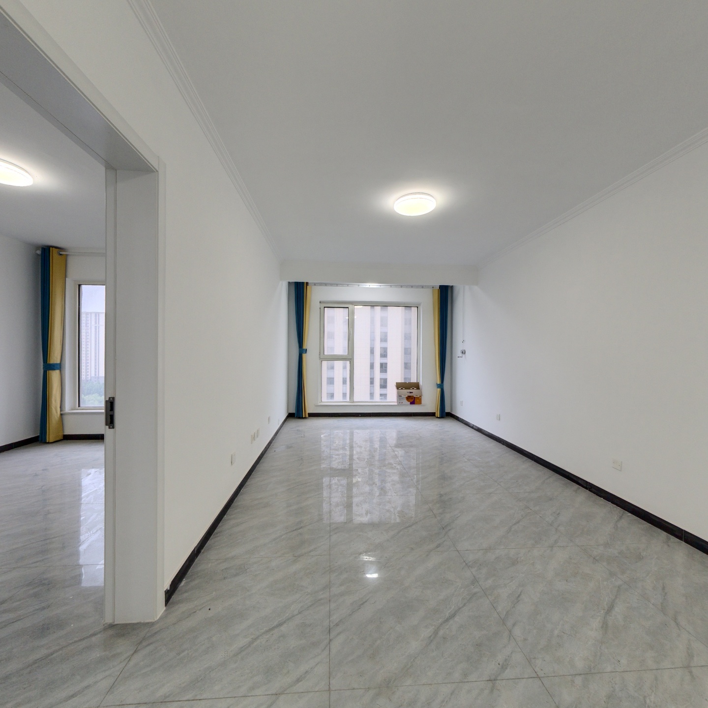 此房朝南两居室.户型方正，配套齐全，出行方便.