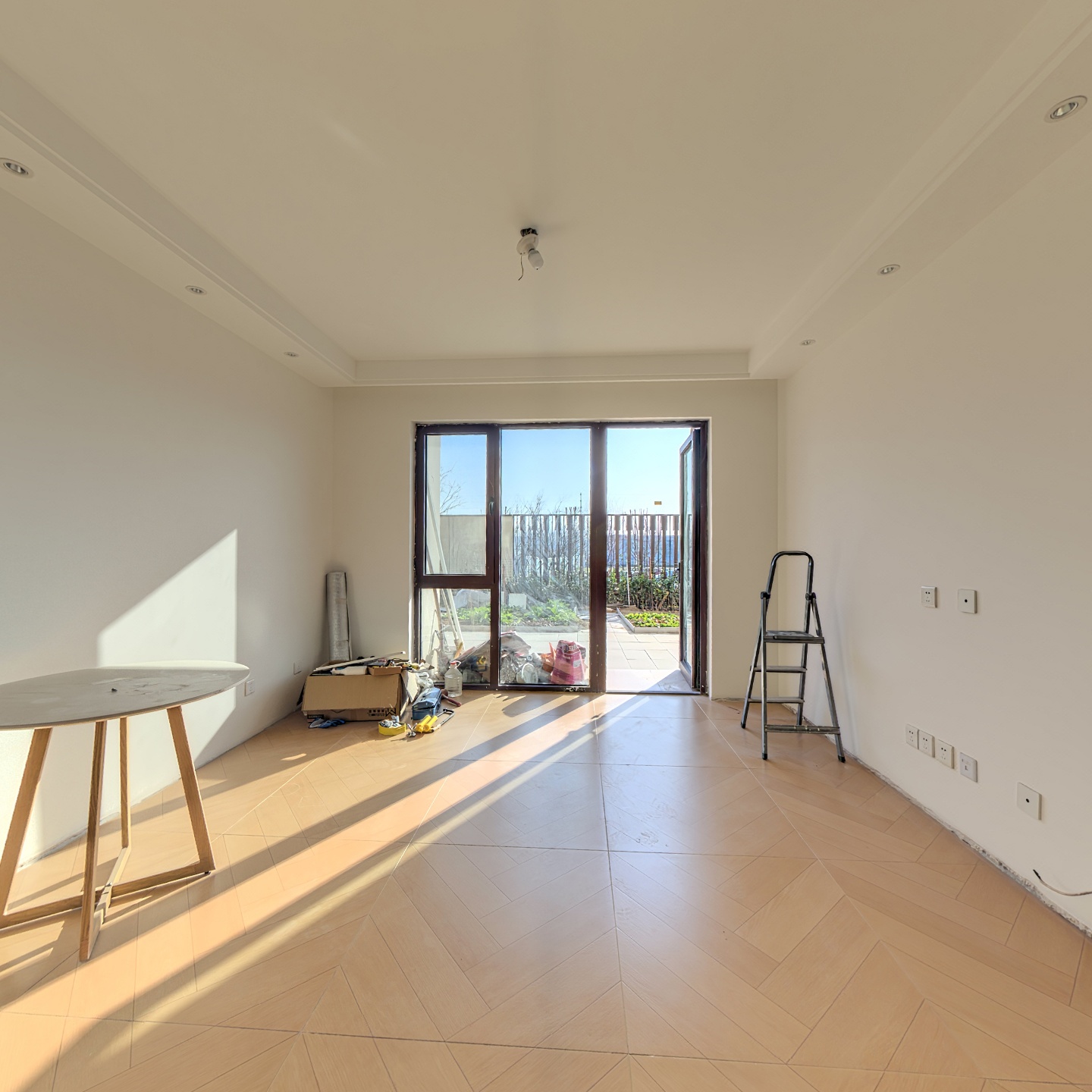 花田路中段 华侨城一层带院 精装修添置家居家电即可