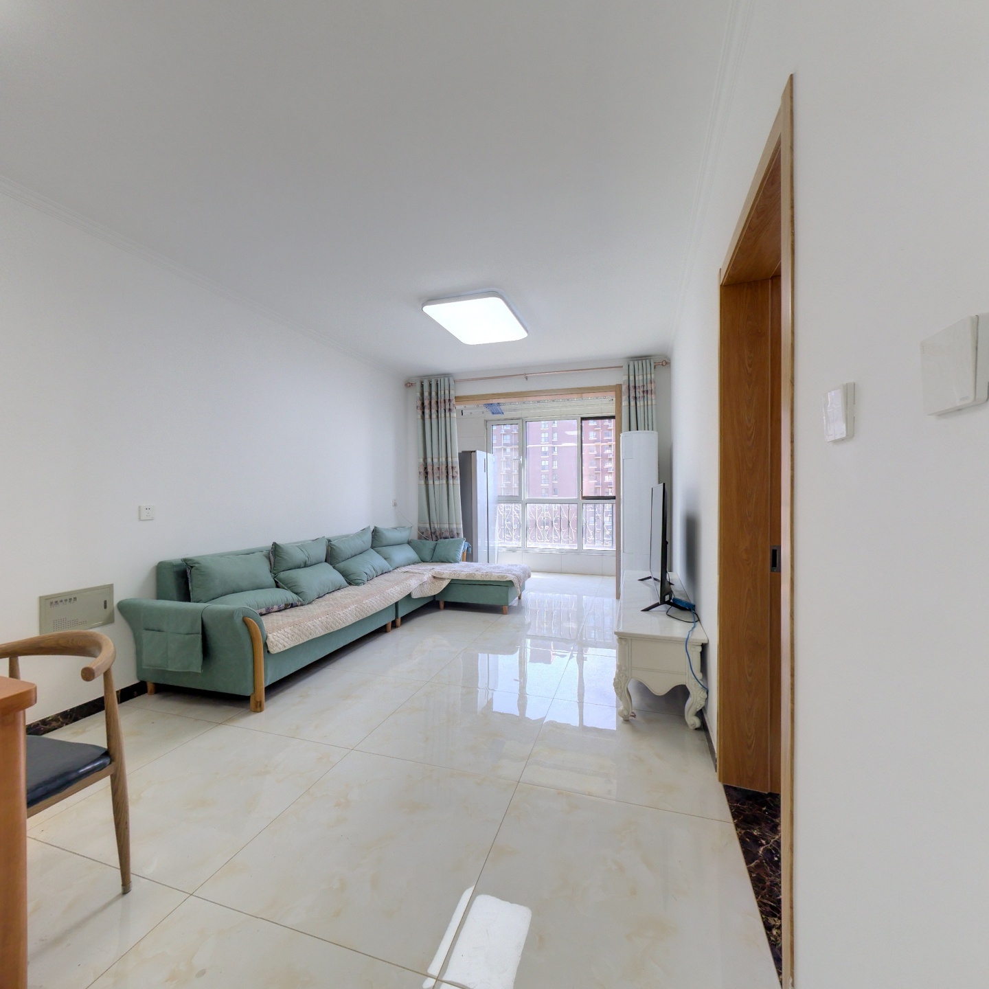 牛津南向精装两居.人车分流小区 中间楼层，视野好