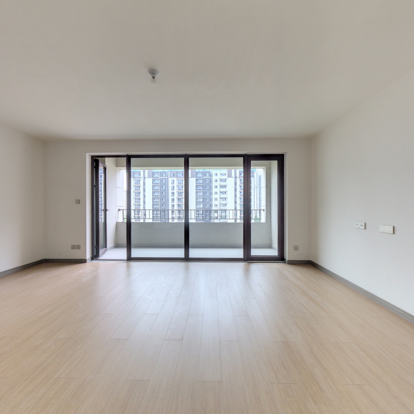 樾府国际  精装大三居 楼前5000平景观花园  中高楼层