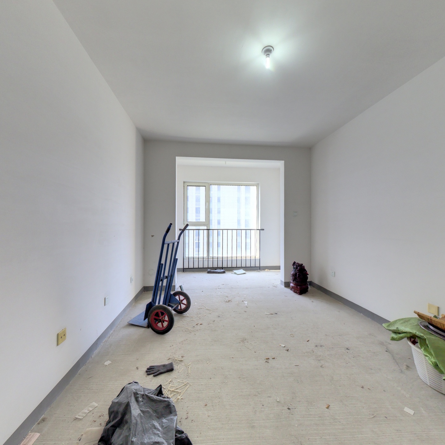 东户大两居 中楼层 北区西侧位置 满二 毛坯 交易方便