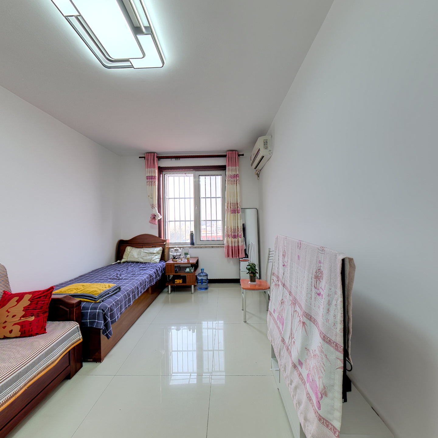 范阳路旁，电梯房采光好双语旁交通方便配套设施成熟。