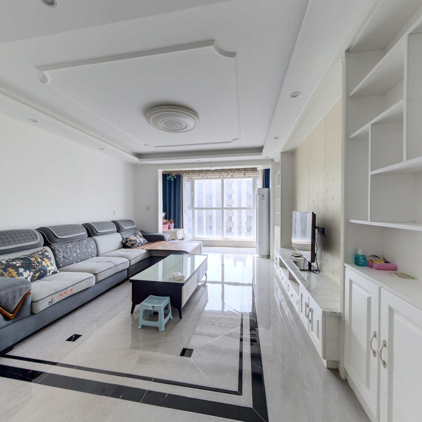 华融现代城南北通透三居室，可贷款。