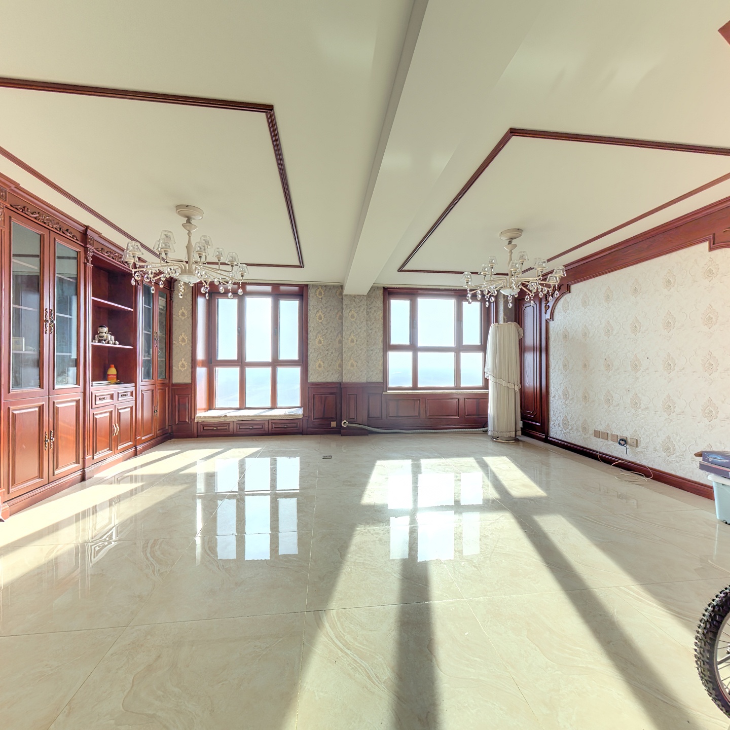 牛津花园 80万精装修的大跃层 上下两层 全天采光