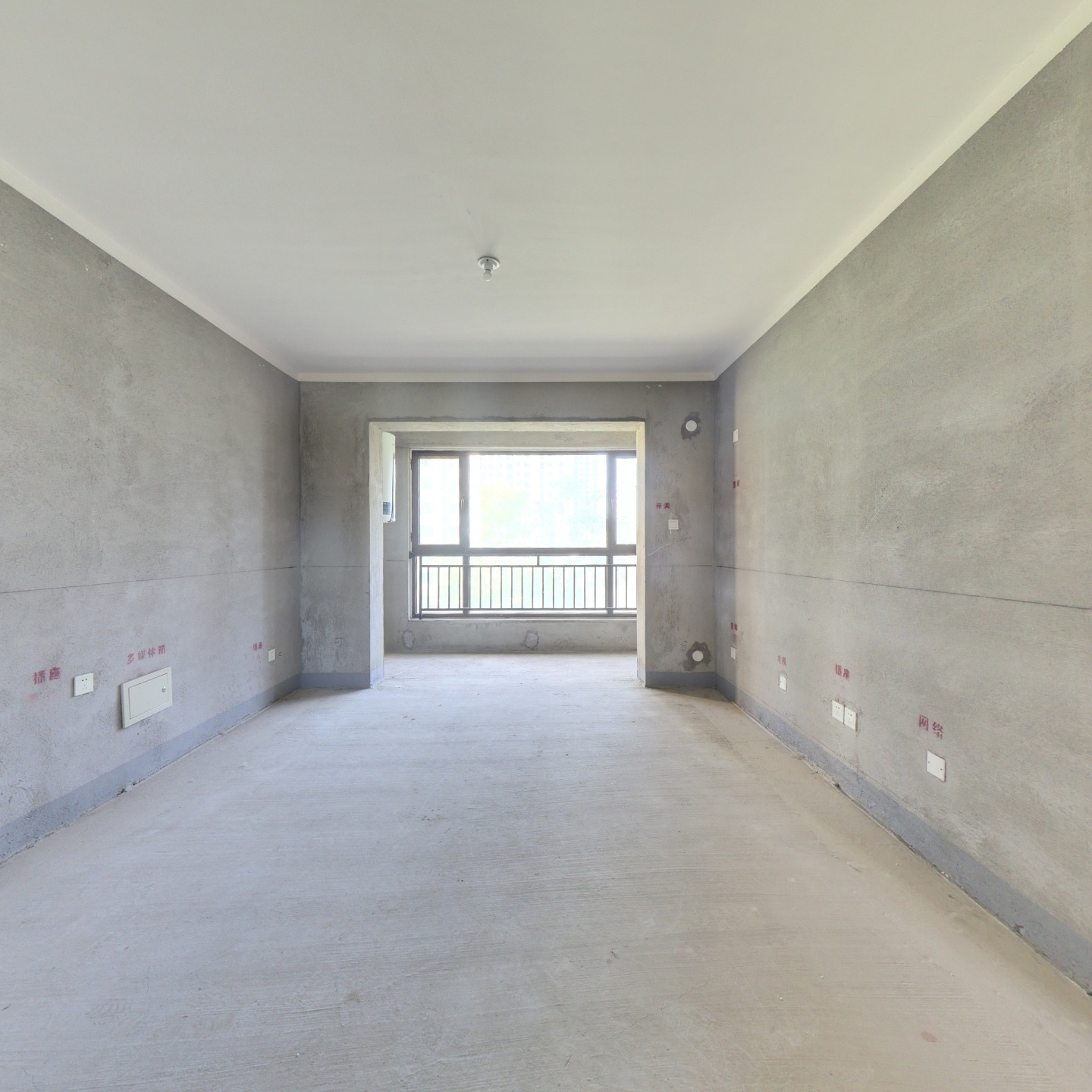 低楼层适合老人孩子居住，三居户型方正！！