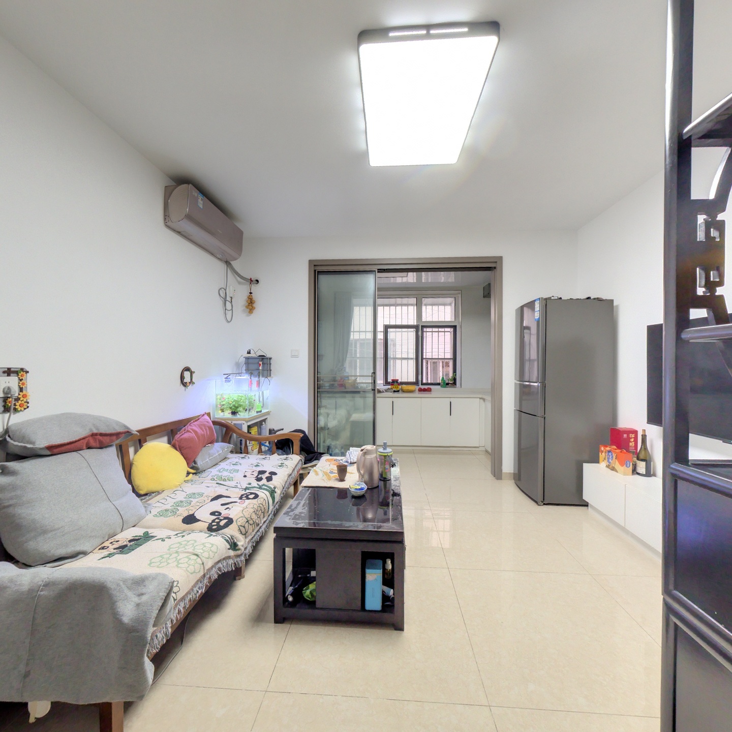 此房朝南，精装一居室 集中供暖