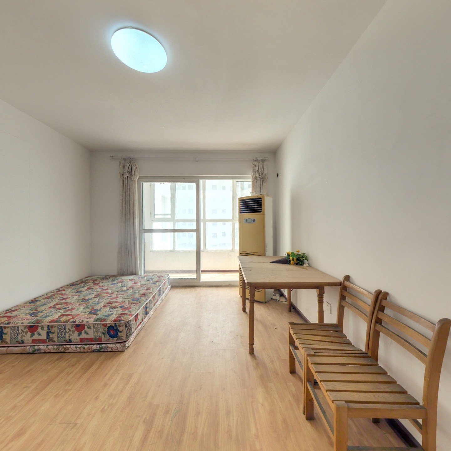 低楼层，客厅卧室朝南的两居，简装地板好改造