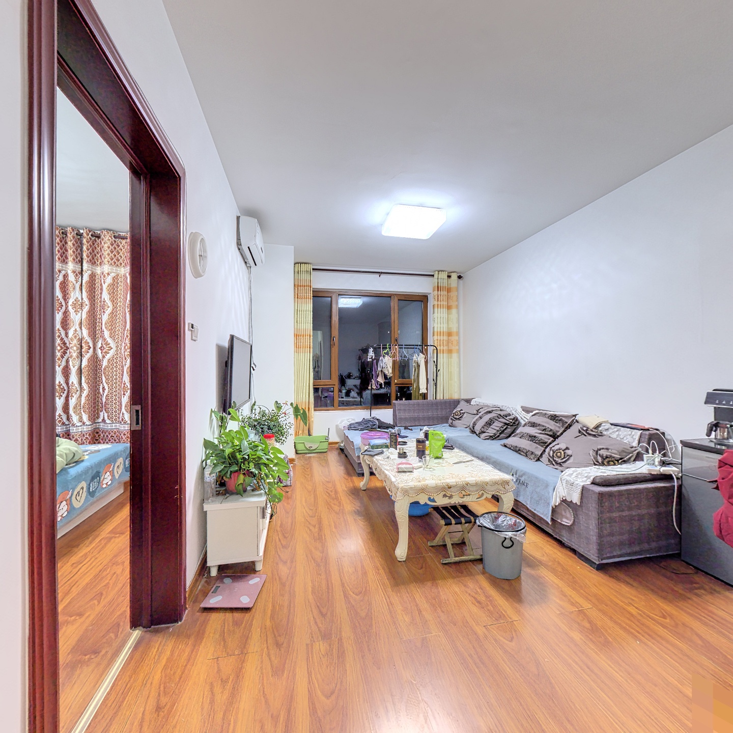 南向两居，中间楼层，全天采光，视野开阔。