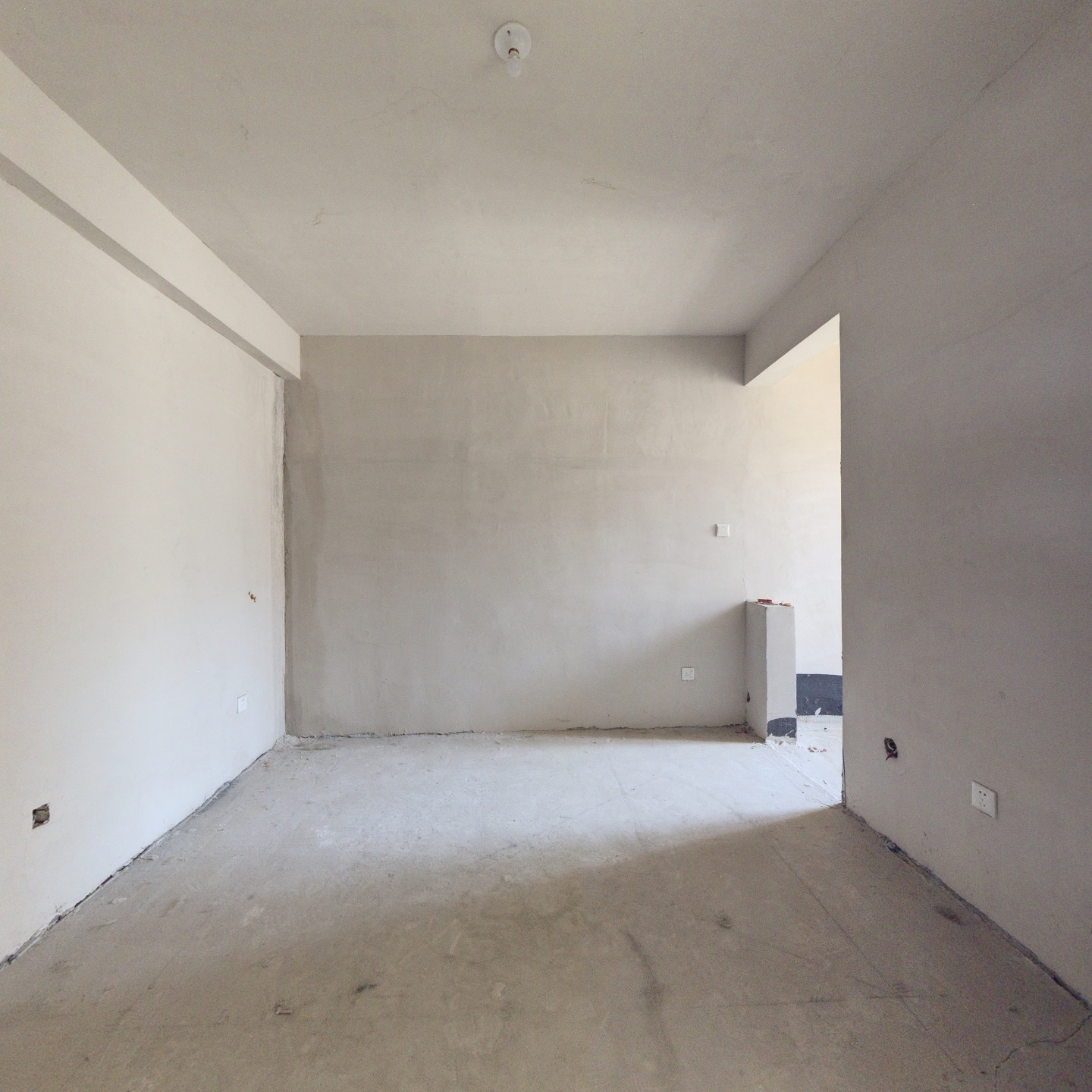 此房是正规的朝南一居室，采光充足，无遮挡