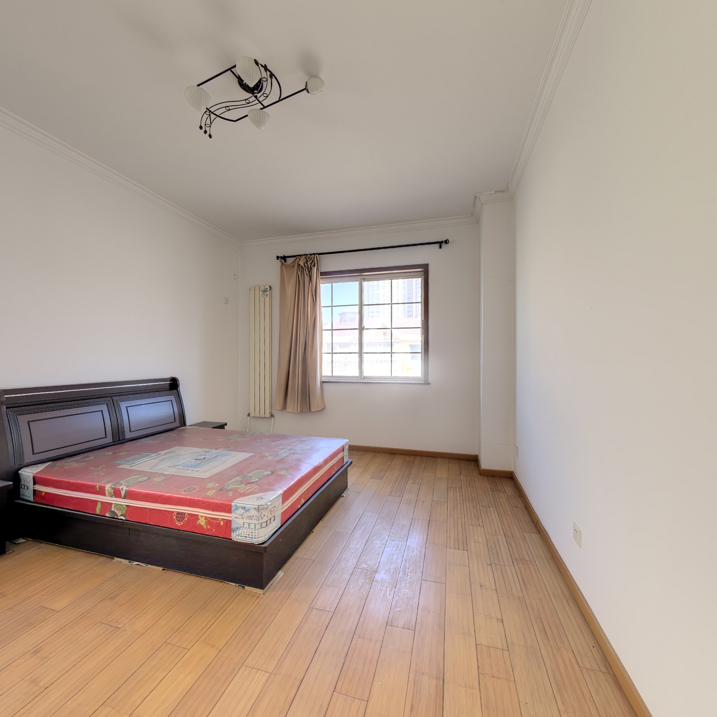 市区精装修的独栋别墅   带大院子