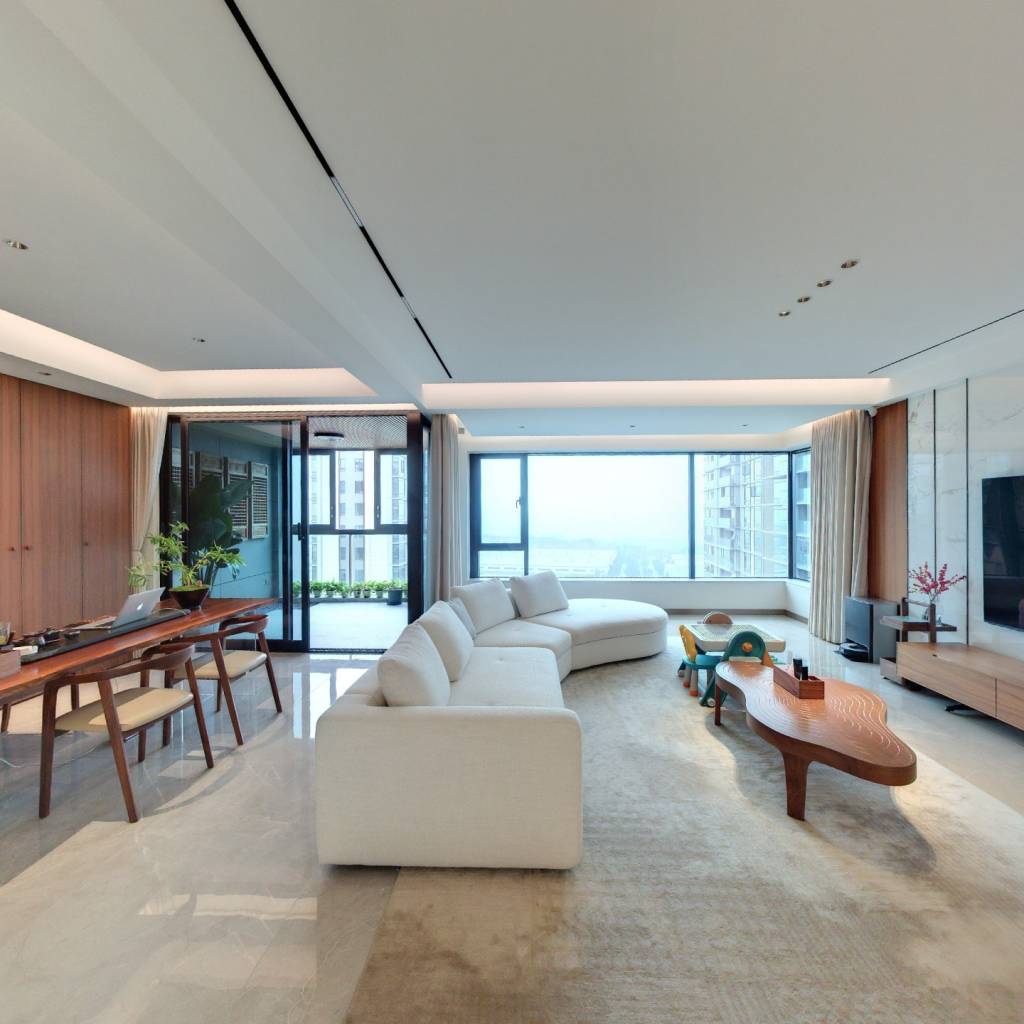 龙湖高品质大平层，两梯两户版式通透，住家新中式装修