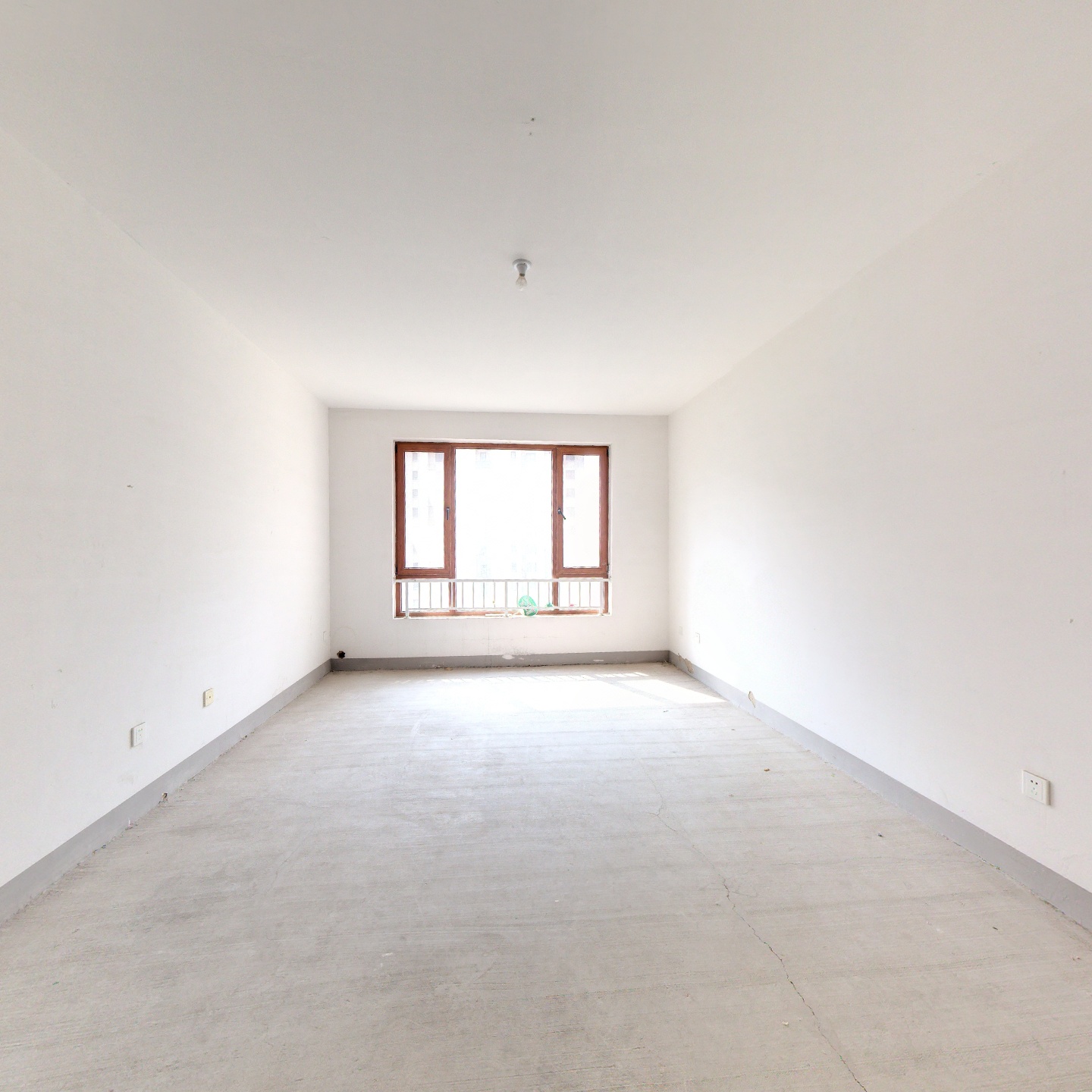 新社区，中间楼层，采光好，视野宽阔