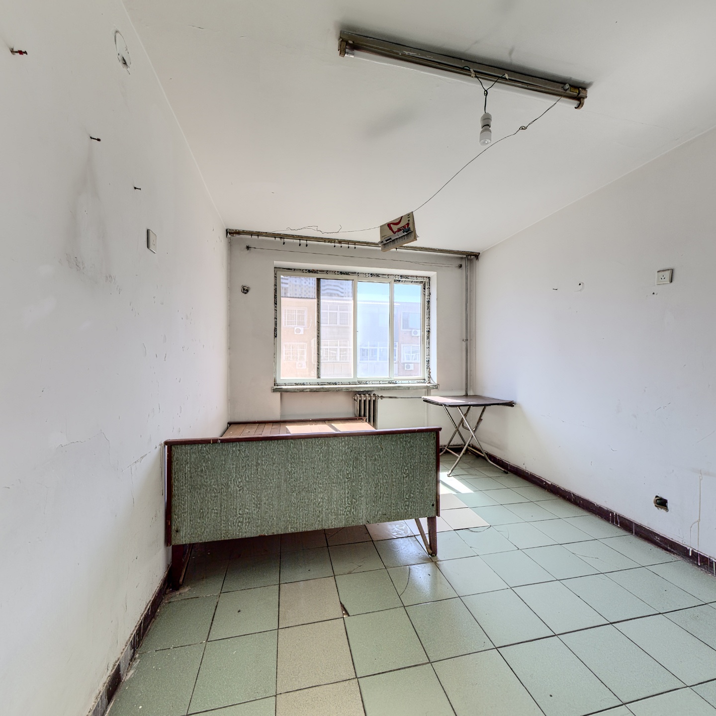 紫荆小区位于华阳路主路旁边，交通购物方便