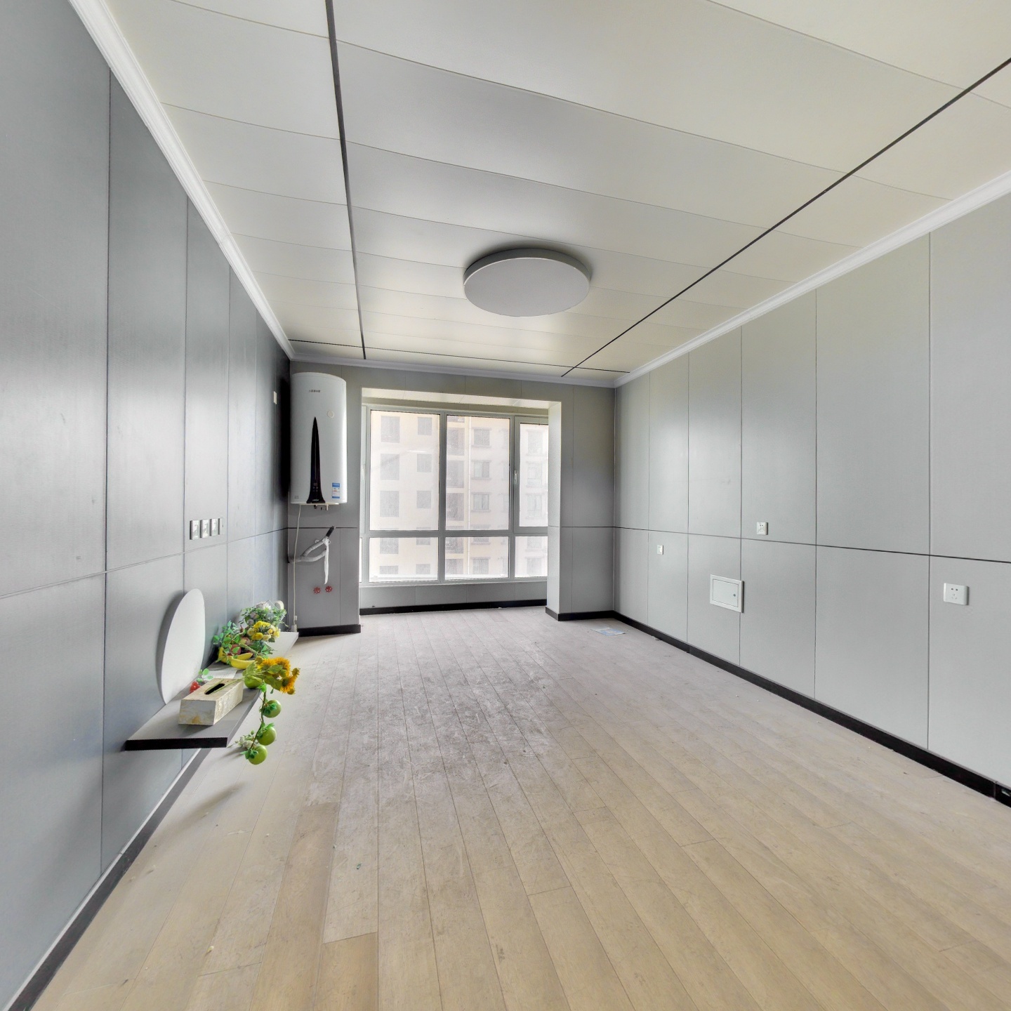 本房为经典全南两居户型，格局方正，小区中间位置