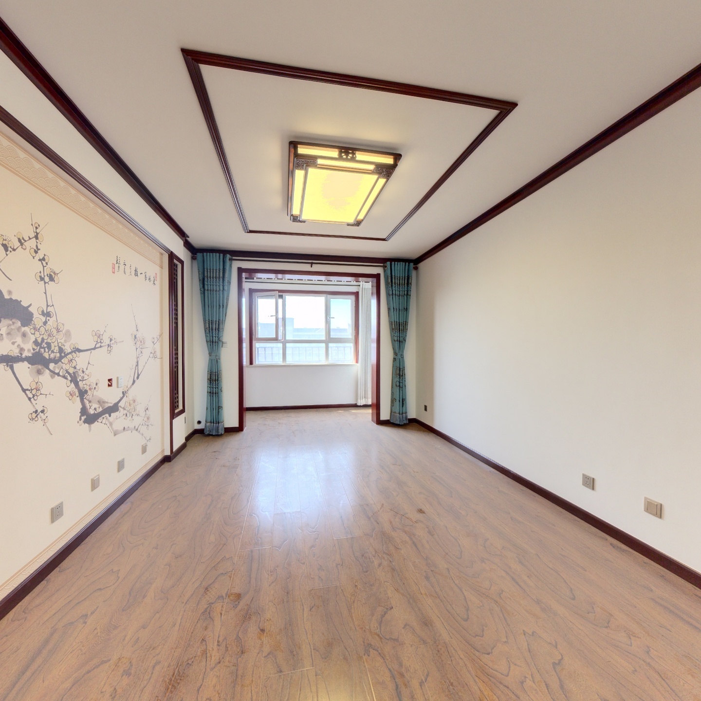 此房是满二年的，经典南北三居室，自住装修标准