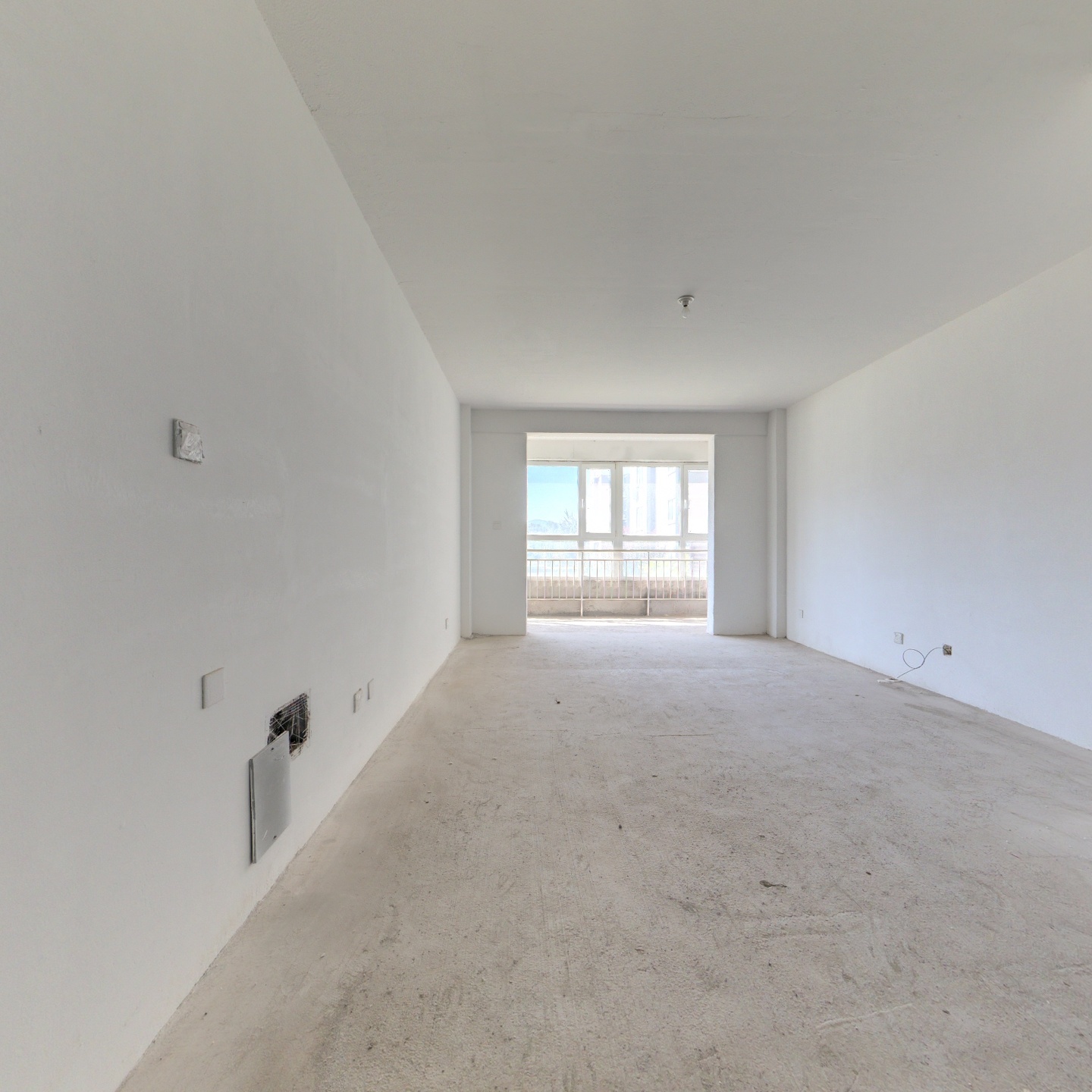 尧王山花园 一楼带院 三室  带车位 储藏室