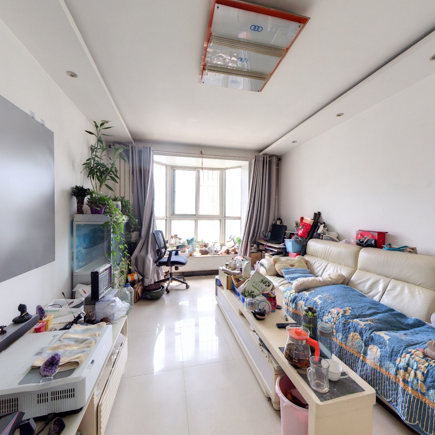 此房出门便是冠云路主路，房本满二，采光好。