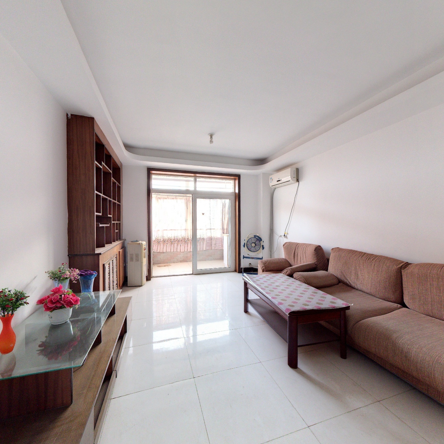 房子是南北通透的两居，主卧客厅朝南，次卧和厨房朝北