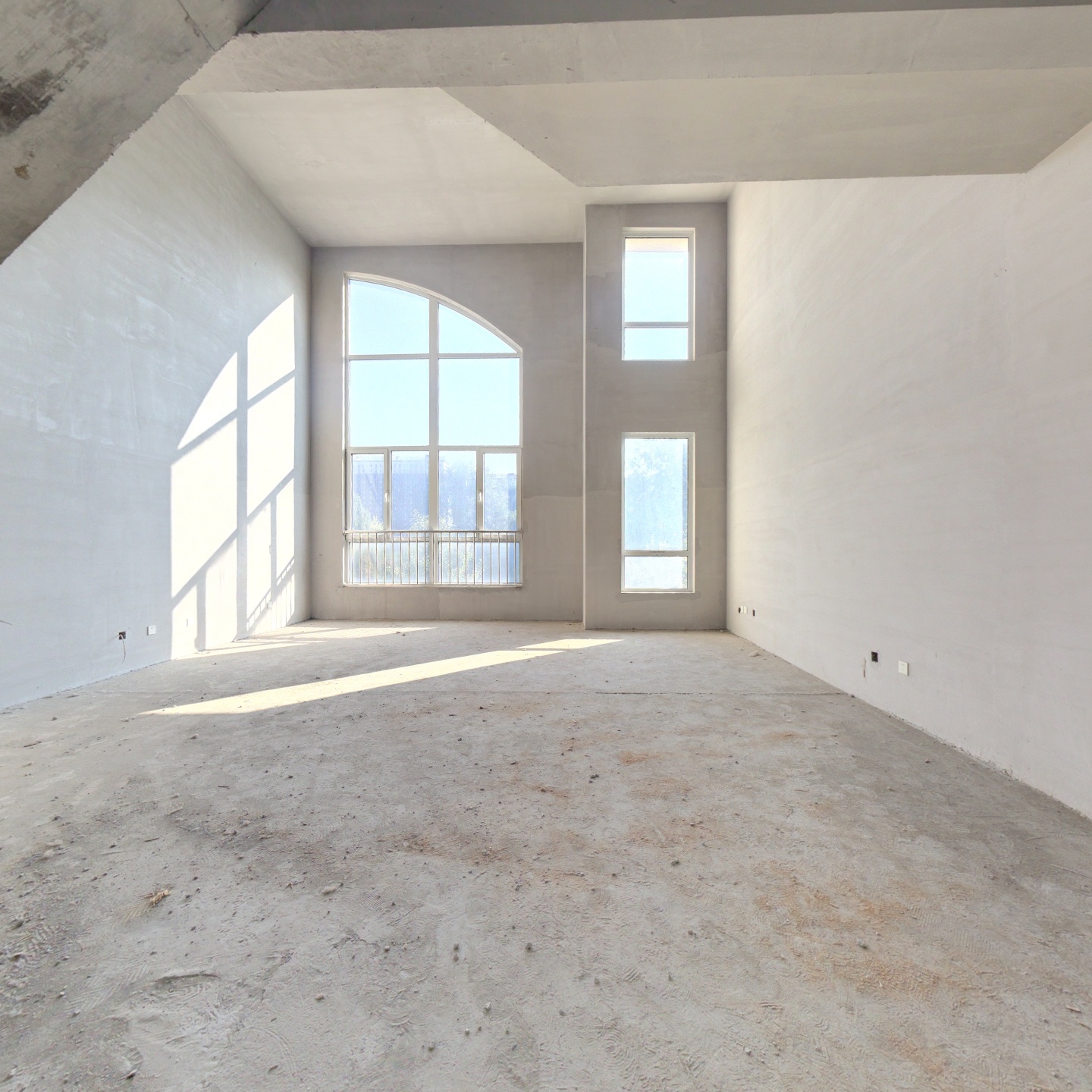 此房满五唯一，有车位，有两个露台，看房方便，采光好