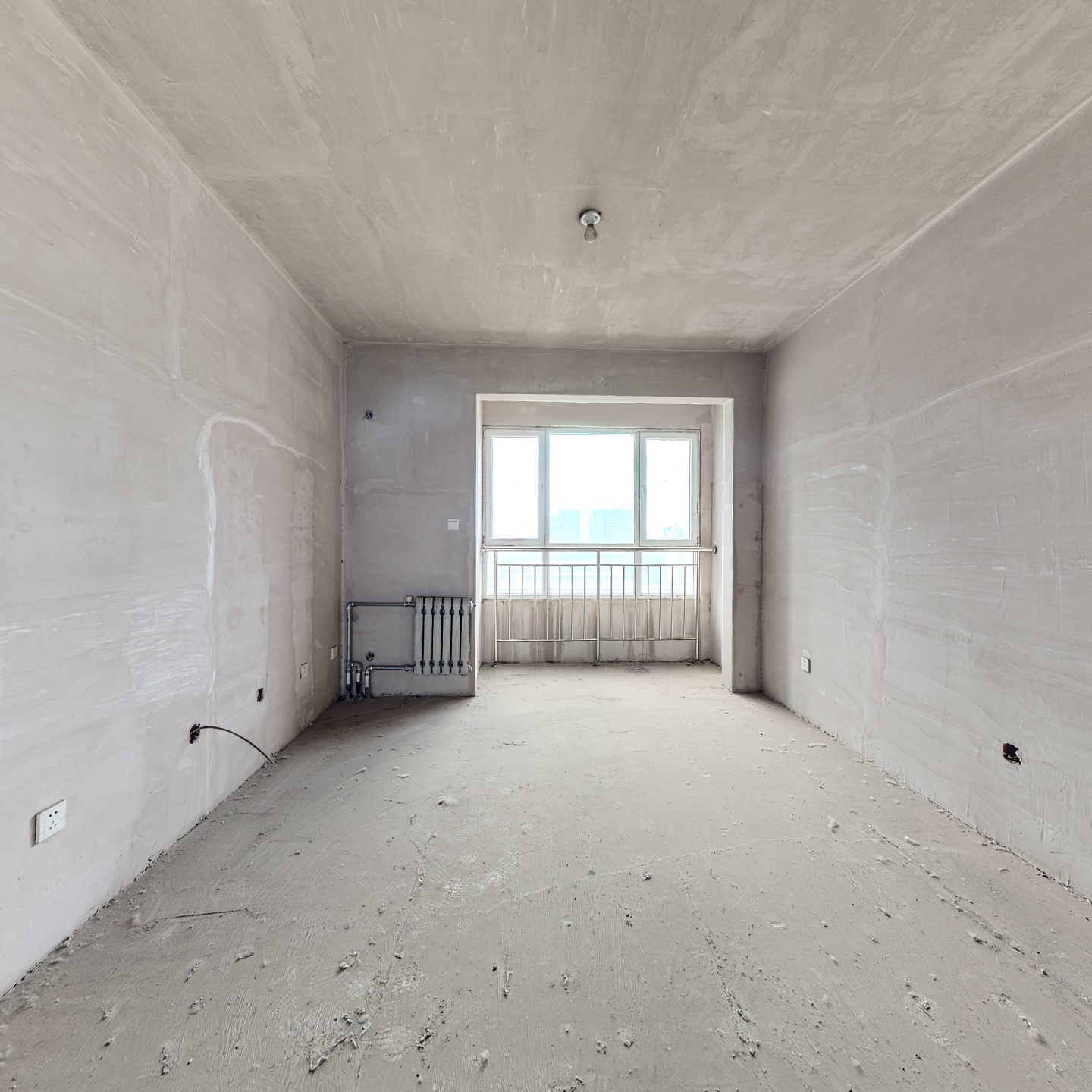 此房满二，南北通透，全明格局，毛坯房可随意装修