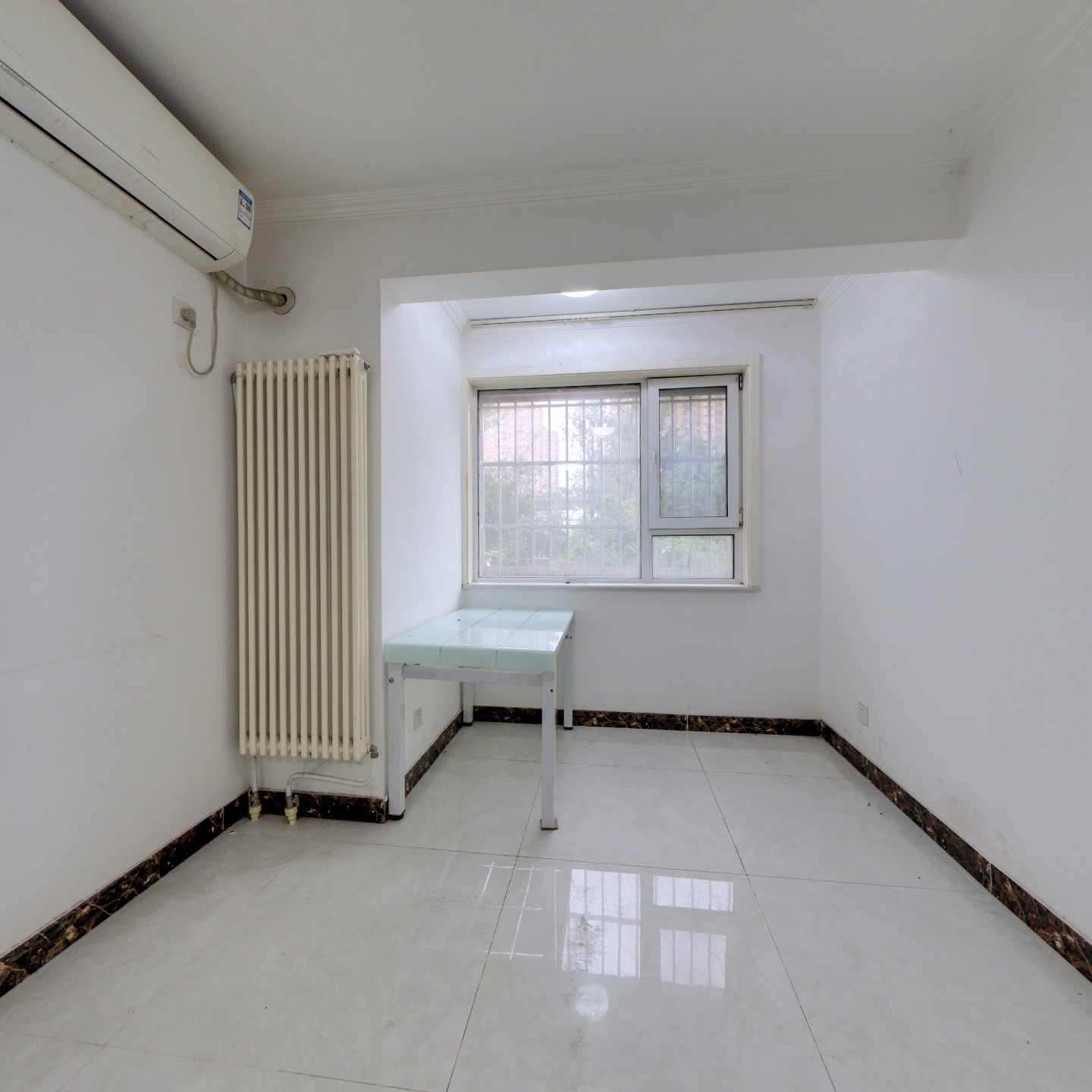 距離小園地鐵站100米（高德地圖顯示）出行方便