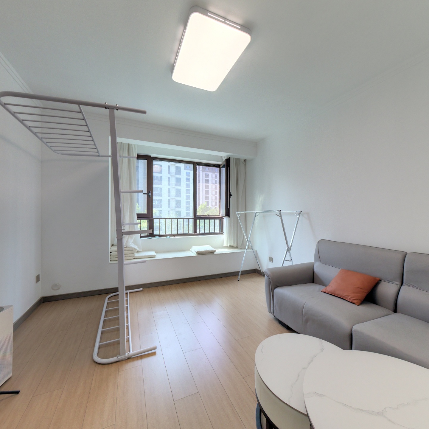 出售樾府国际南北通透精装两居看房出行方便