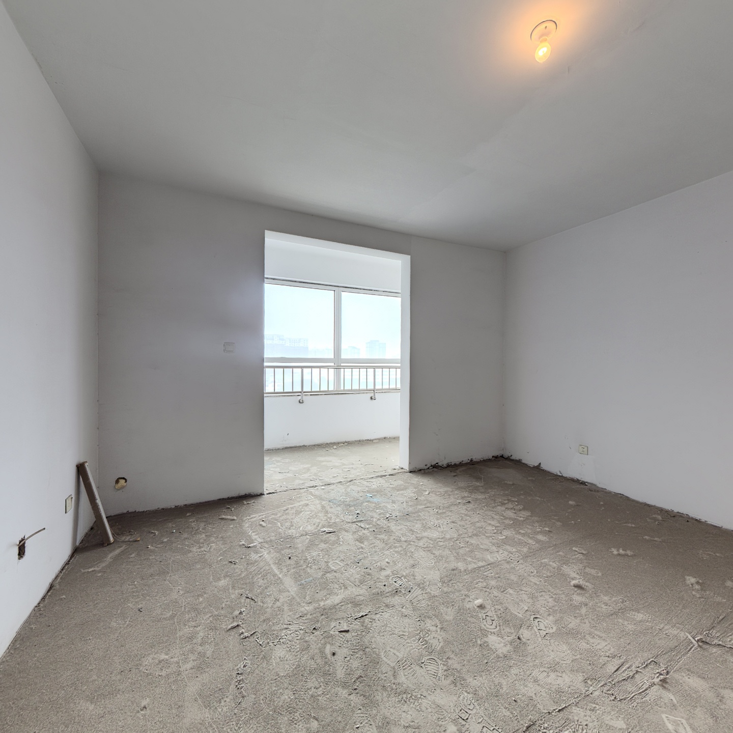 冠云路，南向一居室，毛坯房随意装修，靠谱出售