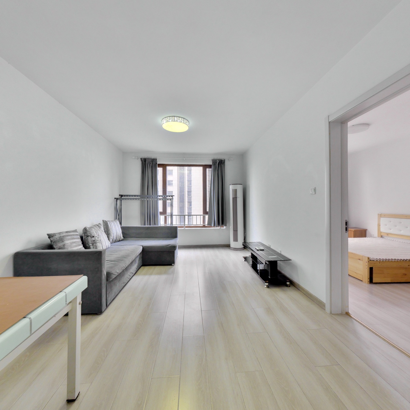 高铁旁，大两居户型方正，采光视野好。