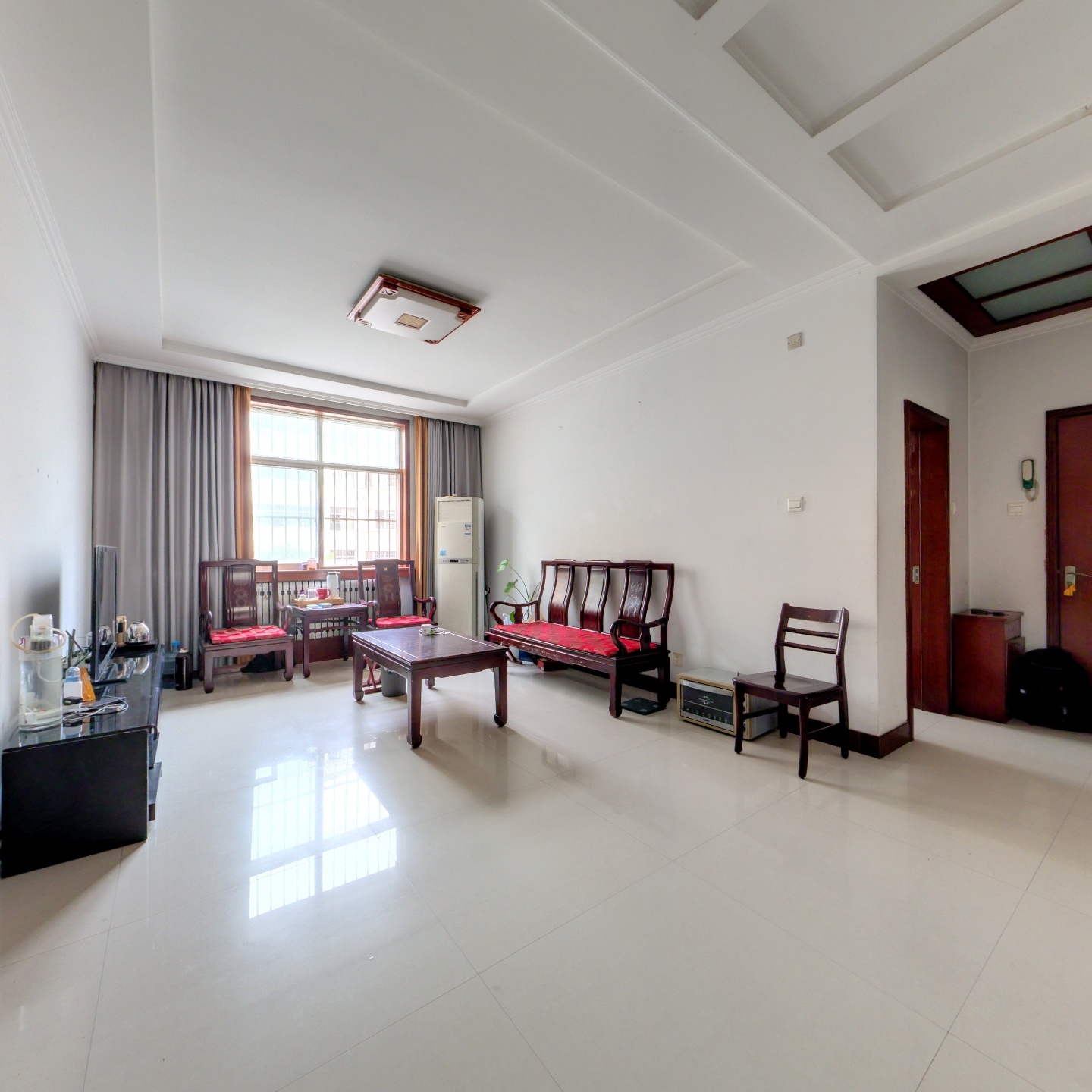 畜牧居小区多层一楼109平带地上车库证件齐全