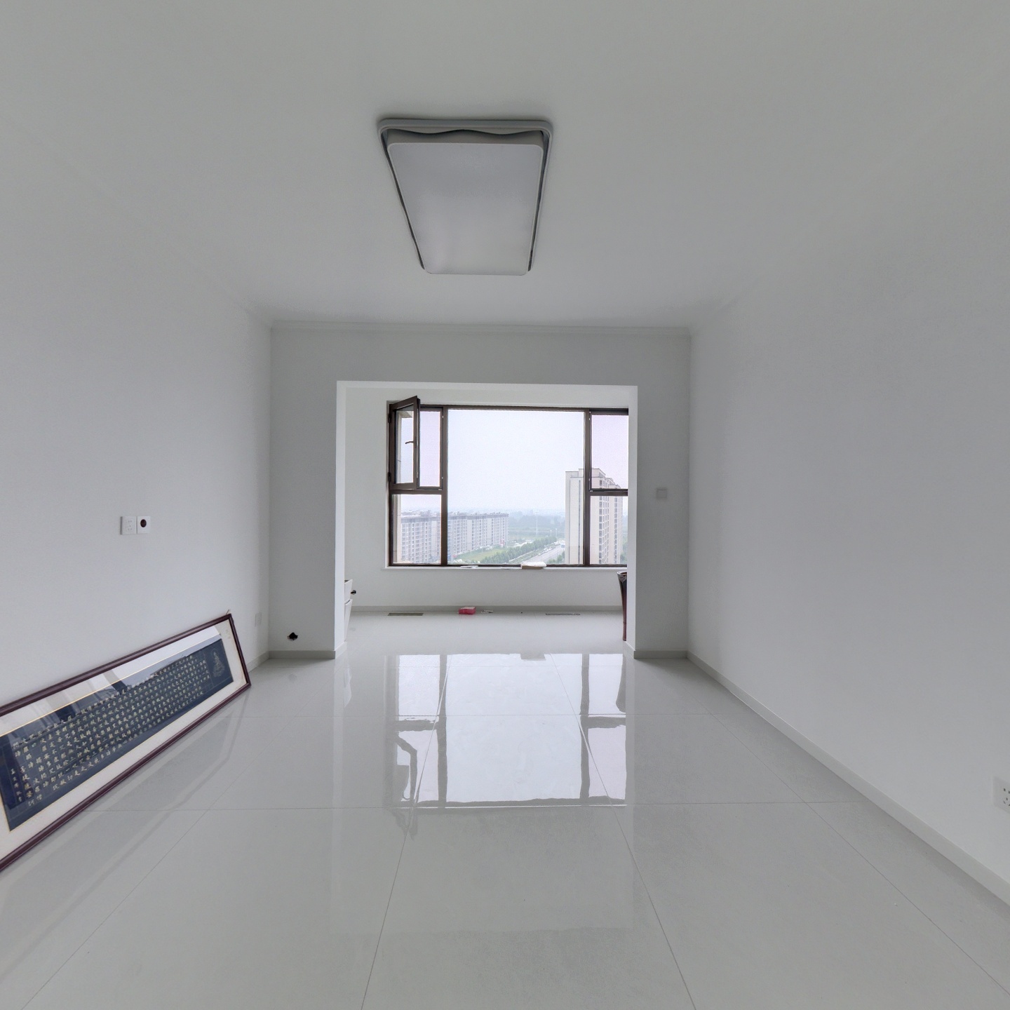 中高楼层， 大一居  ，客厅窗户很大