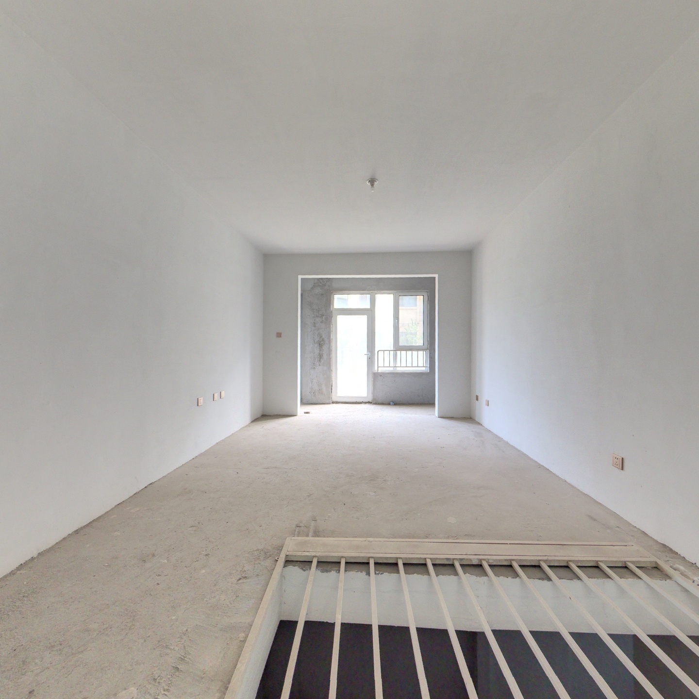 城南电梯洋房一楼带院，带半地下，有车位储藏室