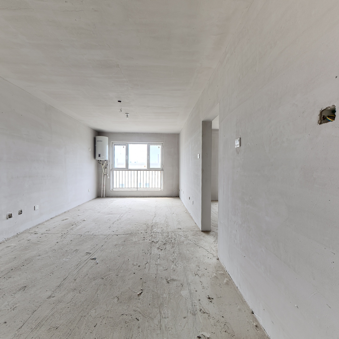 此房是毛坯房，业主诚心出售，可以看房子，价格还可谈