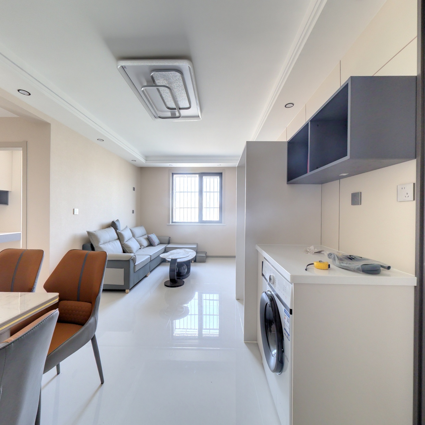 此房是新证，业主包满二过户，精装修，可拎包入住。