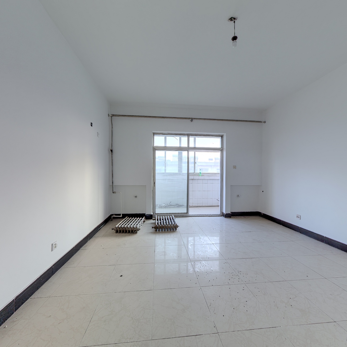 宜佳旺广场北 中医院南 集中供暖的三居 客厅朝南