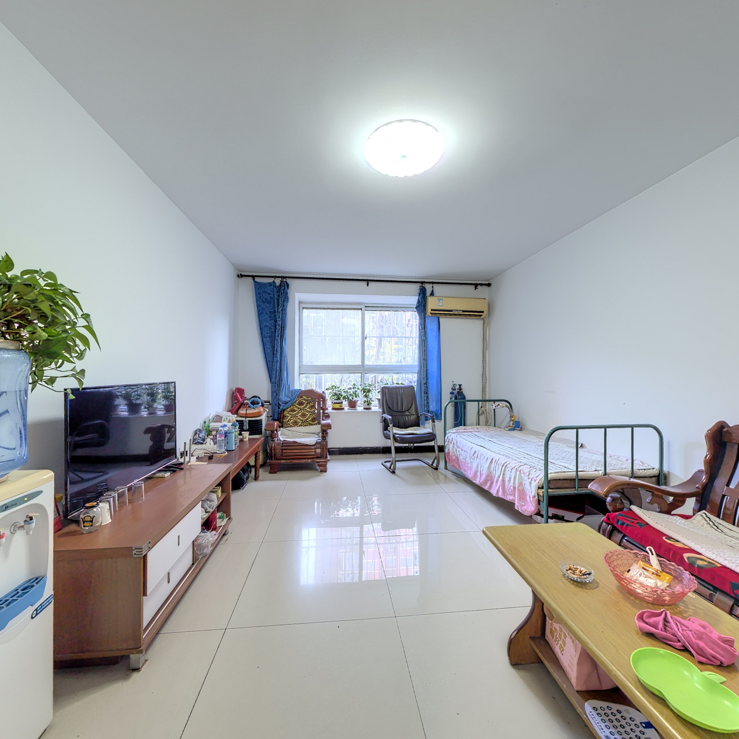 市区一层带小院，南北通透两居室，带简单装修。